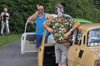 Trabi auf der großen Leinwand: Produzenten schicken Corona-Satire aus dem Vogtland für die Berlinale 2026 ins Rennen - Für den Film „Maske auf, Genossen“ waren im Sommer mehrere DDR-Fahrzeuge und Statisten mit unterschiedlichsten Masken im Einsatz. In dieser Szene wurde eine Corona-Teststrecke nachgestellt.