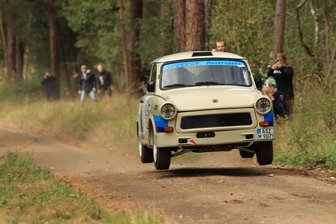 Trabi-Duo scheut keine Bodenwelle: Fleischer aus Grünhain düst zu Bronze - Mario Keller und Max Decker vom MC Grünhain absolvierten die Rallye Bad Schmiedeberg gewohnt flott. Mitunter hoben sie im Trabant 601 auf den anspruchsvollen Strecken ab und belohnten sich mit Klassenbronze.