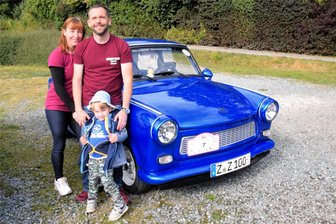 Trabi-Fans treffen sich im Vogtland an der Göltzschtalbrücke - Mandy, Tino und Collin Schmidt aus Zwickau sind häufig mit einem Trabi unterwegs.