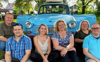 Trabi goes Lengenfeld: Schorsch bei Filmspektakel einer der Stars - Der letzte Schorsch aus "Go Trabi Go" und einige der Protagonisten der September-Trabiparty. Von links: Hans-Jürgen Wilke, Schorsch-Besitzer Stev Kuhn, Christina Mothes, Katrin Reichel, Anja Wilke und Torsten Reichel - designierter Vorsitzender eines neuen Lengenfelder Vereins.