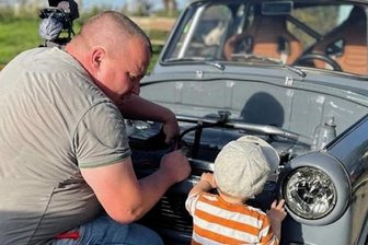 Trabi-Kult in Oederan überholt Tesla-Zeitgeist - Auch der Nachwuchs lässt sich für den Erhalt der Oldies begeistern. 