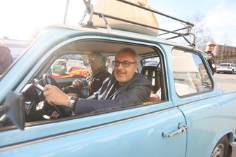 Trabi-Messe in Chemnitz: Stumpi rollt mit Rennpappe aufs Messegelände - Stargast zur Trabi-Messe am Samstag war Schauspieler Wolfgang Stumph vom Kultfilm "Go Trabi Go".