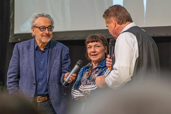Trabi-Messe in Chemnitz: Was Wolfgang Stumph heute nachdenklich macht - Wolfgang Stumph und Claudia Schmutzler (Tochter Jaqueline aus "Go Trabi Go") im Gespräch bei der Messe „Trabi & Friends“ am Sonntag in Chemnitz.