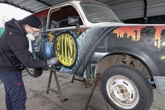 Trabi nimmt nach 20 Jahren Farbe an - Ein neues Gesicht hat Thoralf Mader mit Farbe und Fantasie einem Trabant gegeben. Das Auto steht seit rund 20 Jahren als Aushängeschild der Firma Win-Wartung GmbH Zwickau auf einem Container an der Bürgerschachtstraße. Nun hat der Künstler aus der Rennpappe einen echten Hingucker gemacht. Tony Friedrich, Projektleiter im Unternehmen, berichtet, dass der Trabant das erste Firmenfahrzeug des Unternehmens war. Das wurde 1993 gegründet und wartet und repariert seitdem Industrieanlagen. Inzwischen gibt es von Thüringen bis ins Erzgebirge mehrere Standorte, und aus den anfangs fünf Mitarbeitern sind mehr als 130 Frauen und Männer geworden, die mit anpacken. Vor kurzem wurde die Firma bei der Verleihung des Marketingpreises mit ausgezeichnet.sth