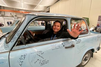 Trabi-Renaissance in der Messe Chemnitz: „Es fühlt sich so an, als ob ich wieder 20 wäre“ - Sie hat ihren Trabi verschenkt, darüber ärgert sie sich heute maßlos: Simone Pech aus Zwickau auf der Trabimesse in Chemnitz. Der mit Unterschriften verzierte Exemplar spielte im Film „Go Trabi Go“ eine Rolle.