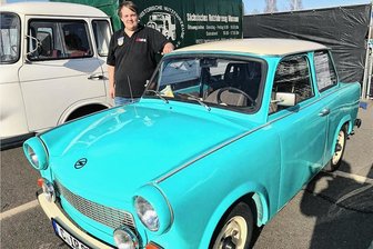 Trabi-Schrauber schenkt Bier bei Oldtimertreffen Hartmannsdorf aus - Mit 21 Jahren ist Iven Rößler einer der Jüngsten im Verein des Nutzfahrzeugmuseums Hartmannsdorf, hier mit seinem aquamarinblauen Trabi beim Trabi-Treffen in Chemnitz.