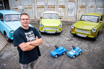 Trabi-Verbot: Jetzt redet ein Fan Tacheles - Marcel Thomas von der Trabantvermietung Erzgebirge hat bewusst das Statement-Shirt gewählt: „Ein Pferd? Ein echter Prinz fährt Trabant.“ Für den 31-Jährigen ist das Auto Kult. Am Sonntag ist er beim Oldtimertreffen in Geyer dabei.