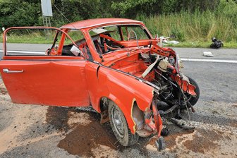 Trabi völlig zerstört: Sechs Verletzte nach Auffahrunfall auf der A72 bei Zwickau-West - Von dem Trabi ist nach dem Unfall nicht mehr viel übrig geblieben.