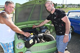 Trabi, Volvo, Shiguli: Freiberger Oldtimertreffen zieht 700 Besucher an - Mit einem Trabi waren Besitzer Felix Arnold (r.) und Kumpel Heiko Künanz aus Roßwein dabei.