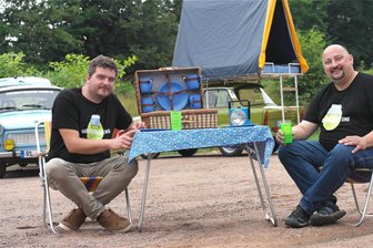 Trabifan aus Kralapp feiert erste starke Saison - Christian Konradt (l.) und Sebastian Mai kurz vor dem Start der „Trabantvermietung Sachsen“. Nach Saisonende ziehen sie ein positives Resümee.