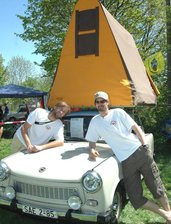 Trabifreunde setzen auf original statt originell -
<p class="artikelinhalt">Norbert Post (l.) und Andreas Liebezeit vom Schweizer Trabiclub hatten keine Sorge mit der Unterkunft: Sie nutzen das Dach-Zelt.</p>