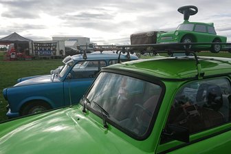 Trabitreff in Zwickau: Die ersten Fahrzeuge rollen an - Kurz vor Öffnung der Tore stehen die Fahrzeuge der Veranstalter bereit. Bis zu 600 Vier- und Zweiräder werden erwartet.