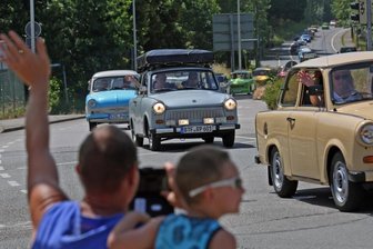 Trabitreff lockt ganz eigenes Völkchen an - Bei dem Geknatter, das die Trabiparade auf ihrem Weg durch die Region machte, frohlockte manches Liebhaberherz. Väter konnten ihren Söhnen erklären, warum die Fahrzeuge legendär sind.