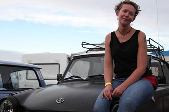 Trabitreffen in Zwickau: Warum wahre Liebe niemals rostet - Katarzyna Jakimowicz ist mit Freunden aus Polen zum Trabitreff angereist. Selbst mit ihrem Schmuck macht sie auf die Liebe zu dem Sachsenring-Produkt aufmerksam.