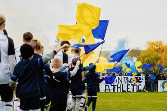 Tradition gegen "Projekt": Chemnitzer Fans feiern Fußballfest im Kreispokal - Gänsehautstimmung vorm Achtelfinalspiel im Kreispokal: Als die Mannschaften von Athletic Sonnenberg und Viktoria Einsiedel auf den Platz liefen, qualmte es aus den Fanblöcken farbig. Mehr als 250 Fans wollten das Spiel sehen und machten richtig Radau - im positiven Sinne.