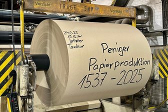 Tradition geopfert: Penig zahlt den Preis für Osnabrücks Investition - Die Belegschaft hatte den letzten Tambour, die Walze, auf der das Papier aufgewickelt ist, beschriftet.