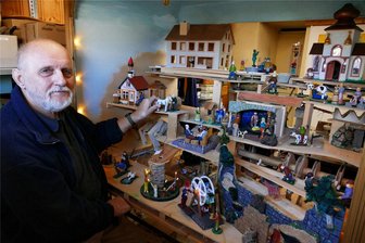 Tradition, gewürzt mit jeder Menge Humor: Weißbacher baut einen Weihnachtsberg besonderer Art - Zum Tag der offenen Werkstatt präsentierte Hartmut Lehmann den Weihnachtsberg in seinem aktuellen Zustand: Ebenen und Figuren sind bereits fertig, doch die Kulisse erfordert noch viel Arbeit.