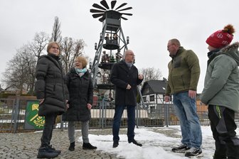 Tradition im Erzgebirge: Gemeinde schiebt zum 20. Mal ihre Pyramide an - Letzte Absprachen zum Anschieben der Pyramide in Zschorlau haben Heidemarie Fischer und Sigrid Wiegand vom Erzgebirgszweigverein Zschorlau mit Bürgermeister Leonhardt und Chris Hubrig (v. l.) von der gleichnamigen Firma getroffen.
