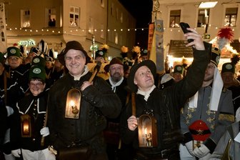 Tradition im Erzgebirge: Große Bergparade krönt das 62. Lichtelfest - Das Abschlusskonzert ist ein besonderer Höhepunkt. Das wird mit einem Selfie festgehalten.