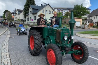 Tradition im Erzgebirge: Männer steuern Traktoren durchs Dorf - 25 Traktoren und langsam fahrende Fahrzeuge bildeten am Donnerstag einen Korso durch Schönheide.