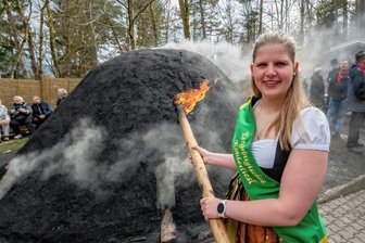 Tradition im Erzgebirge: Paula - das Köhlerliesel beim Meilerfest und Fußballkapitän beim FC Erzgebirge Aue - Köhlerliesel Paula hält schon mal die Stange zum Anzünden des Meilers. Sie hofft, dass ihr bald die Ehre zuteil wird, allein einen Meiler entzünden zu dürfen.