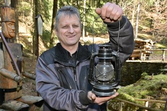 Tradition im Erzgebirge: Verein lädt zur Wanderung mit Sturmlaternen - Jens Hahn ist Vorsitzender der Interessengemeinschaft Historischer Erzbergbau Lößnitz, die am Freitag zur Sturmlaternenwanderung einlädt.