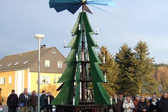 Tradition im Erzgebirge: Warum das Pyramidenanschieben in Burkhardtsgrün dieses Mal ein ganz besonderes ist - Seit 25 Jahren gibt es in Burkhardtsgrün eine Ortspyramide.