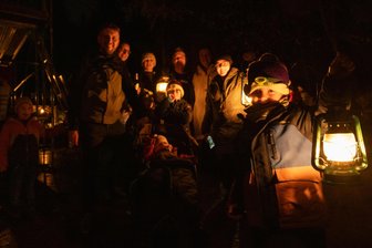Tradition im Erzgebirge: Warum eine Wanderung mit Sturmlaternen immer zahlreiche Leute anzieht - Die Familien Schmiedel und Bretschneider aus Aue haben sich zur Sturmlaternenwanderung im Kuttengrund getroffen.
