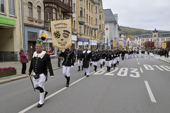 Tradition im Erzgebirge: Warum sich ein Verein lange vorm Advent mit einem Bergaufzug feiert - Mit einem Bergaufzug hat der Historische Bergbauverein Aue sein 30-jähriges Bestehen gefeiert.