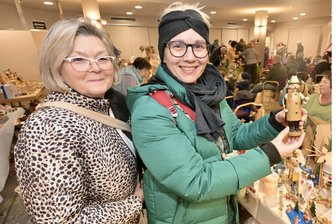 Tradition im Erzgebirge: Was Käufer auf einen Weihnachtsflohmarkt lockt - Simone Stein (l.) und ihre Tochter Isabel Schadwill schauten beim Weihnachtsflohmarkt in Schneeberg vorbei.