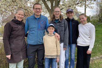 Tradition im Vogtland: Der Osterspaziergang in Netzschkau - Familie Bollmann - Madeleine, Samuel, Emanuel, Magdalena, Jonathan und Tabea - organisiert den Osterspaziergang in Netzschkau.