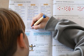 „Tradition ist kein Lehrplan“: Landeselternrat zeigt sich offen für eine sachliche Debatte zur schriftlichen Division - Ab wann lernen Kinder am besten, wie sie große Zahlen schriftlich dividieren?
