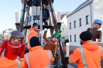 Tradition mit frischen Gesichtern: Gersdorf zeigt neue Pyramidenfiguren - Gemeinsam mit Mitarbeitern des Bauhofs haben die Schnitzer die Pyramide in Gersdorf aufgebaut.