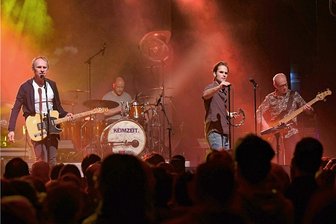Tradition mit Keimzeit - Die Band Keimzeit mit Norbert Leisegang (links) gastierte am Samstagabend im Tivoli Freiberg.