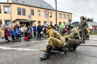 Tradition trifft Aktion: Beutha feiert 100 Jahre Feuerwehr - Die Kameraden der Beuthaer Wehr demonstrierten einen Löscheinsatz mit alter Atemschutztechnik.