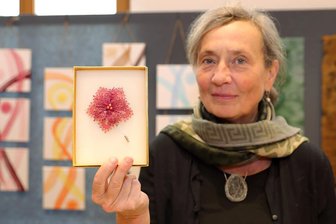Tradition trifft auf Moderne: Ehemaliger Sportprofi auf Stippvisite bei Annaberger Klöppeltagen - Marcela Mašková zeigt einen geklöppelten Modeschmuck.