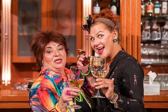 Tradition trifft Popkultur: „Ungewöhnlich Sächsi“ im Chemnitzer „Fresstheater“ - Kerstin Hoffmann und Manuela Schumann (rechts) in einer Szene von „Ungewöhnlich Sächsi“. Das Stück hat am Samstag Premiere im Chemnitzer „FRESSTheater“.