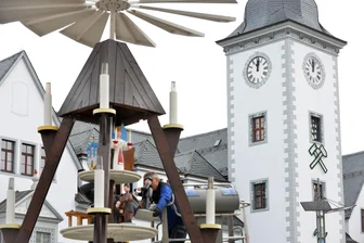 Tradition trifft Technik: Freiberger Pyramide und Christmarkt im Aufbau -