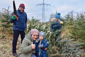Tradition und Heimatgefühl: Limbacher fällen ihren Weihnachtsbaum selbst - Baumfäller Hans-Jörg Becher mit Eherfrau Elke, Schwiegertochter Silke Hanisch und Enkel Nils sowie der geschlagenen Fichte.