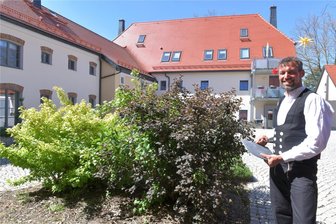 Traditionelle Handwerkskunst lebt in Freiberg: Dachdecker mit Leidenschaft - Den historischen Ratshof an der Annaberger Straße in Freiberg, dessen Geschichte bis in die Frühzeit der Stadt zurückreicht, hat Dachdeckermeister Maik Schramm schmuck saniert. Neben dem Firmensitz gibt es in dem Anwesen neun Wohnungen.