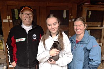 Traditionelle Kaninchenschau kehrt nach Erdmannsdorf zurück - Vereinschef Andreas Preusche , Maria Oswald und Anja Oswald (v.l.) freuen sich auf die Ausstellung.