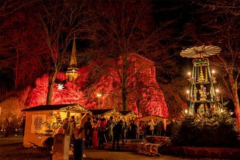 Traditioneller Bornkinnelmarkt in Falkenstein: Das erwartet die Besucher in diesem Jahr - Beim Bornkinnelmarkt am Wochenende in Falkenstein leuchtet der Schlossfelsen in verschiedenen Farben.