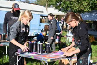 Traditionelles Hoffest in Penig: Erstmals mit Technikschau - Kinder konnten zum Hoffest in Penig bei der Farbküche kreativ werden. Das wollten auch Ida (links) und Lena.