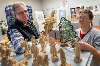 Traditionelles und Modernes: Schnitz- und Klöppelverein stellt in Olbernhau aus - Barbara Worotnik und Reinhard Friedemann gehören zu den ausstellenden Vereinsmitgliedern.