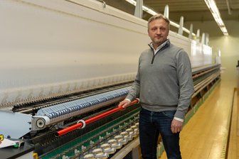 Traditionsbetrieb aus dem Vogtland meldet Insolvenz an: Warum es bei dieser Textilfirma trotzdem Grund zur Hoffnung gibt - Dominik Hartel ist seit gut einem Jahr Geschäftsführer der Rahmig und Partner GmbH aus Ellefeld. Er ist zuversichtlich, den Textilbetrieb bis Mitte des Jahres aus der Krise zu manövrieren.
