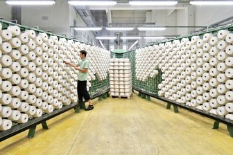 Traditionsbetrieb im Erzgebirge schließt: Zum Aus von Curt Bauer braucht es mehr als Bedauern – ein Kommentar - Aus diesen Garnspulen entstehen in der Weberei Curt Bauer in Aue kostbare Stoffe: Die Firma produzierte schon Tischdecken für russische Esszimmer, Bettwäsche für chinesische Kunden und Textilien für Fluggesellschaften.
