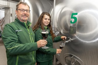 Traditionsfirma im Erzgebirge braut preisgekröntes Bier - Freuen sich über den Erfolg ihres Schwarzbiers: Brauereichef Thomas Fiedler und seine Tochter Vanessa, die als Braumeisterin im Familienbetrieb mitarbeitet.