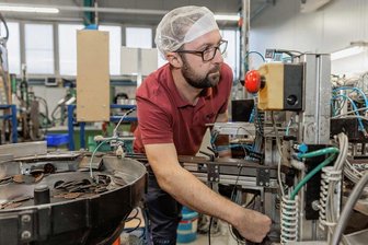 Traditionsfirma verkauft: Heimkehrer übernimmt bei Cap Parts in Scheibenberg - Rico Schlegel arbeitet bereits seit 21 Jahren in der mittelständischen Firma. Der Wechsel an der Unternehmensspitze sei bereits positiv spürbar. 