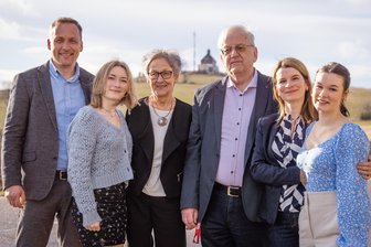 Traditionsgasthof im Erzgebirge in knapp 800 Metern Höhe: Dachsbaude Neuhausen feiert Geburtstag - Sie schrieben die Geschichte der Dachsbaude mit: von links Johannes Hunger, Tochter Lilly, Schwiegermutter Gisela Hunger, ihr Mann Sigmund, Dana Hunger und die jüngere Tochter Fine.