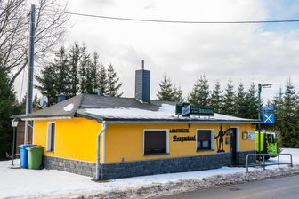 Traditionsgaststätte auf dem Erzgebirgskamm soll verkauft werden - Im Winter geschlossen: Die Imbiss-Raststätte Bergmännl in Johanngeorgenstadt.